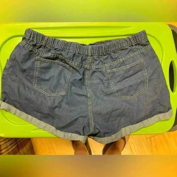 SHEIN Curve Jean Shorts - Picture 2 of 3